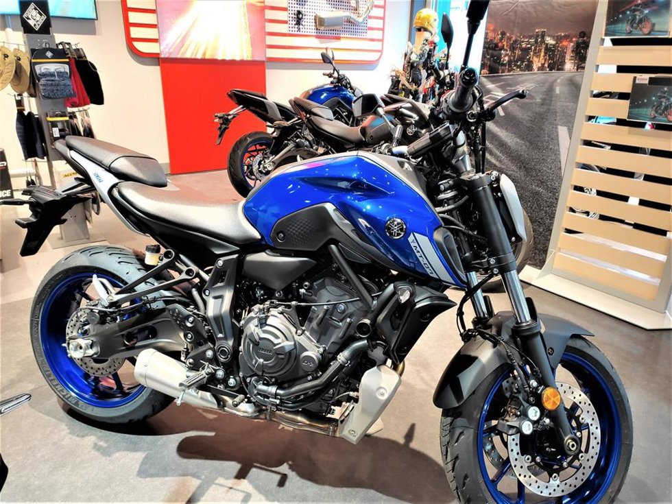 Motocicleta expuesta en un concesionario