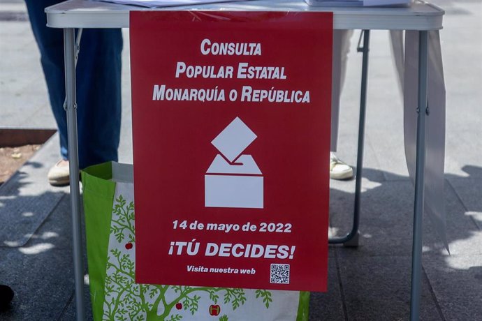 Cartel de la consulta popular estatal, no oficial, entre monarquía o república, en La Latina, a 14 de mayo de 2022, en Madrid (España). 