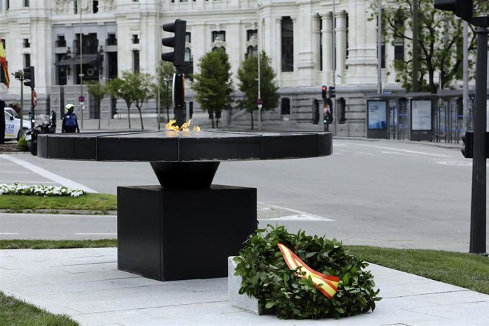 Archivo - Pebetero instalado en la calle Alcalá, frente al Palacio de Cibeles.