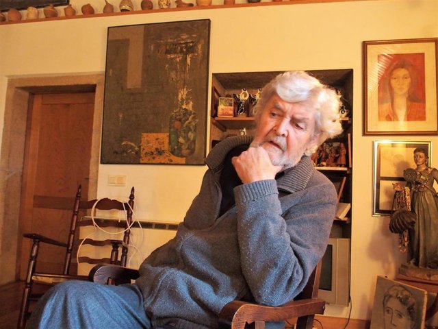 Archivo - Beiras, en su casa de A Reboraina, en una entrevista con Europa Press