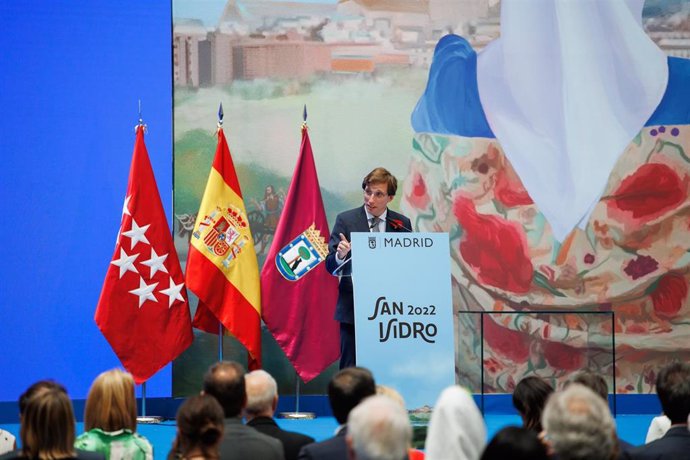 El alcalde de Madrid José Luis Martínez-Almeida interviene durante el acto de entrega de las medallas de Honor, Oro y Plata durante la Festividad de San Isidro.