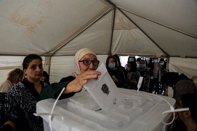 15 May 2022, Lebanon, Beirut: A Lebanese woman casts her vote inside a tent erected in a school in Beirut during the 2022 Lebanese parliamentary election. Photo: Marwan Naamani/dpa