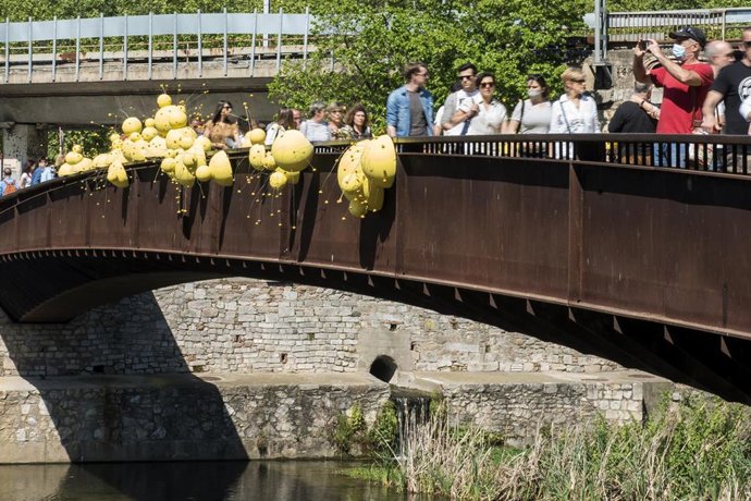 Numerosas personas en la muestra floral 'Temps de Flors 2022'