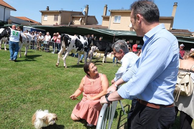 El presidente de Cantabria, Miguel Ángel Revilla, y el consejero de Desarrollo Rural, Guillermo Blanco, asisten al LXXXI Feria-Concurso Regional de ganado selecto de raza frisona