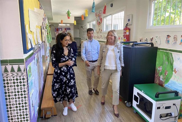 La alcaldesa de Marbella, Ángeles Muñoz, visita el aula de usos múltiples habilitada por el Consistorio en el colegio El Carmen.