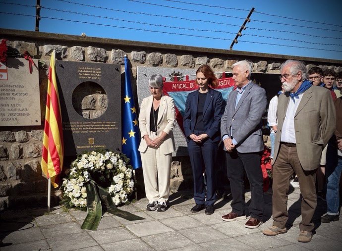 La consellera de Justícia de la Generalitat, Lourdes Ciuró, durant l'ofrena floral a Mauthausen (ustria)