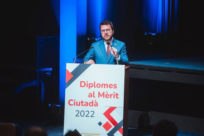 El presidente de la Generalitat, Pere Aragons, en la entrega de diplomas el mérito ciudadano