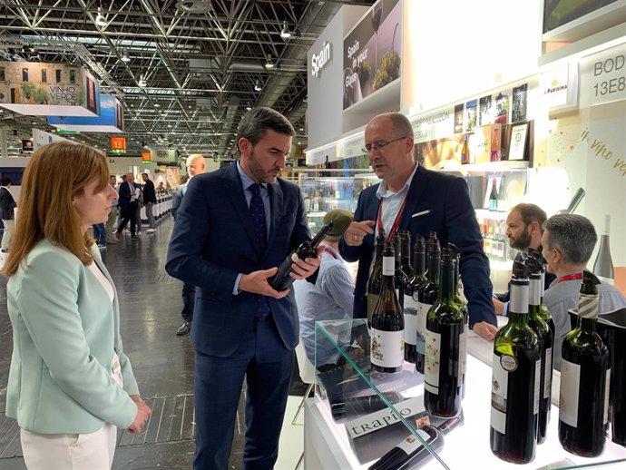 El consejero Antonio Luengo y la directora general Remedios García, visitando a las bodegas de la Región de Murcia presentes en la feria alemana ProWein