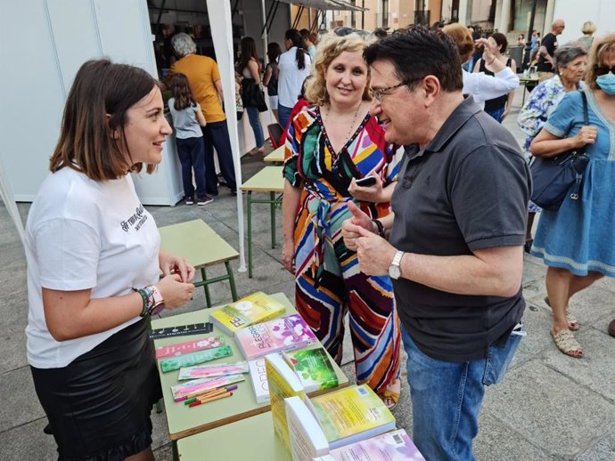 El concejal de Cultura, Teo García, en la Feria del Libro