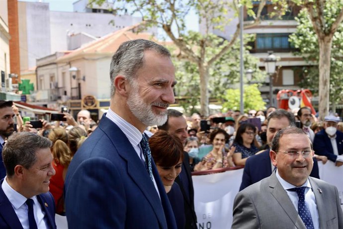 (I-D) El presidente de Castilla La-Mancha, Emiliano García-Page;  el Rey Felipe VI;  la ministra Portavoz, Isabel Rodríguez y el alcalde de Puertollano, Adolfo Muñiz, a su llegada al Ayuntamiento de Puertollano, después de inaugurar el complejo de Iberd