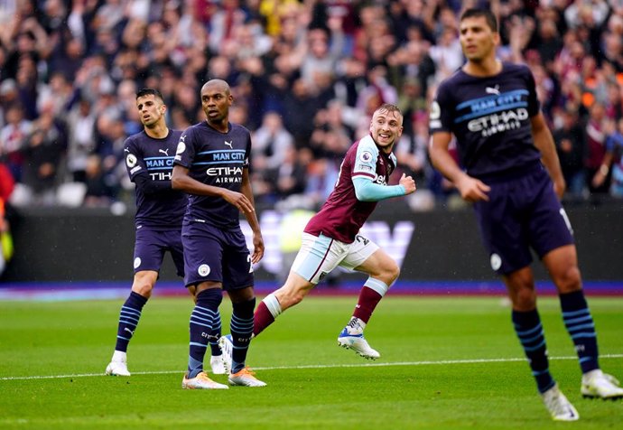 15 May 2022, United Kingdom, London: West Ham United's Jarrod Bowen (C) celebrates scoring his side's second goal during the English Premier League soccer match between West Ham United and Manchester City at London Stadium. Photo: Adam Davy/PA Wire/dpa
