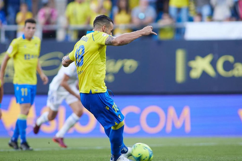 Alvaro Negredo en el momento de lanzar su penalti en el Cádiz-Real Madrid de LaLiga Santander 2021-2022