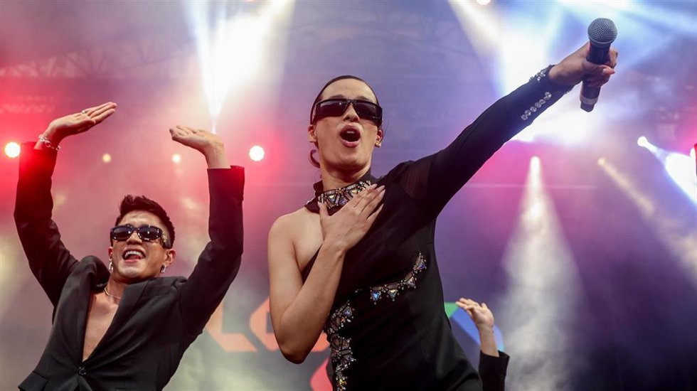 La cantante Chanel durante el concierto gratuito LOS40 Classic, en la Plaza Mayor de Madrid, a 15 de mayo de 2022, en Madrid (España). LOS40 Classic presentan un macroevento de seis horas de música