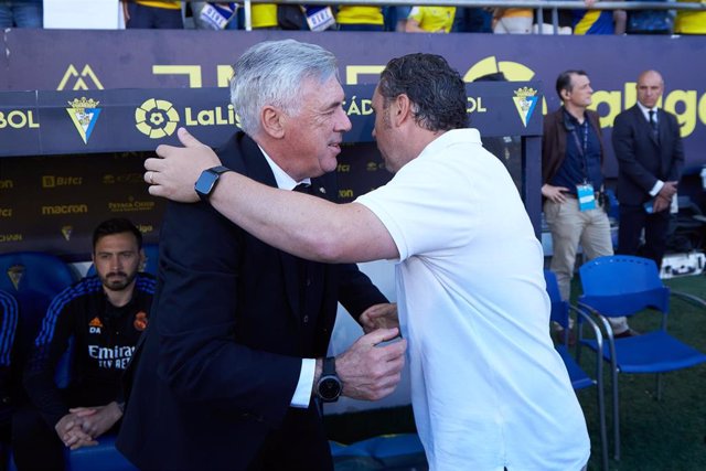 Sergio González saluda a Carlo Ancelotti antes del Cádiz-Real Madrid de LaLiga Santander 2021-2022