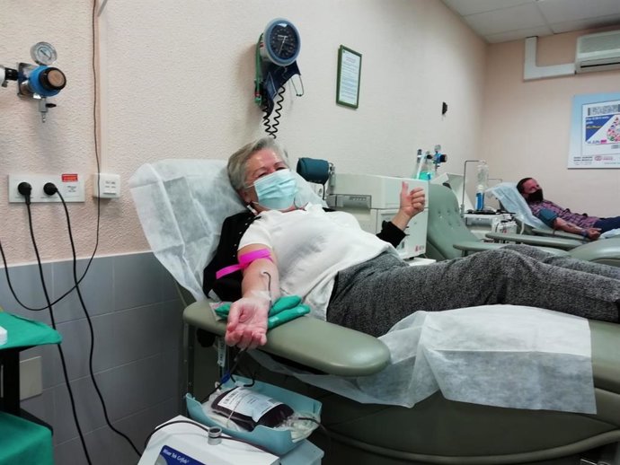 Archivo - Voluntarios en una campaña de donación de sangre, en foto de archivo.