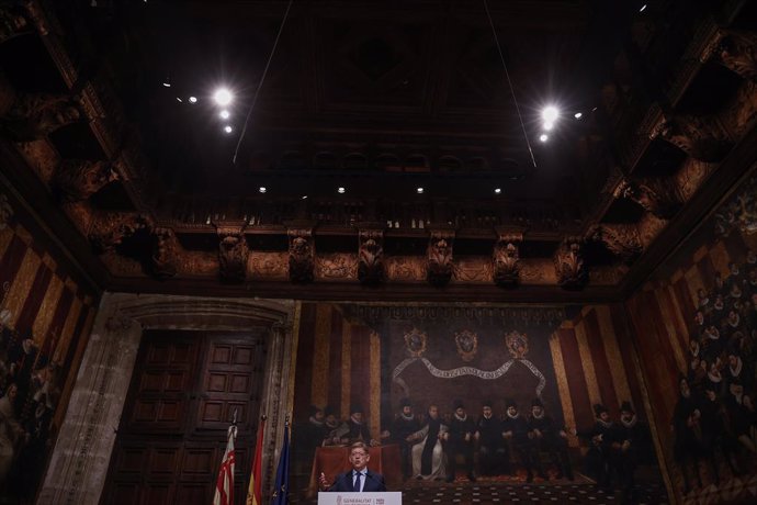 El president de la Generalitat, Ximo Puig, compareix davant els mig en en el Saló de Corts, en el Palau de la Generalitat