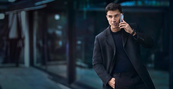 El actor Álex González con el móvil Xiaomi 12 en la nueva campaña de la marca en España