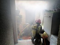 Bomberos del CEIS apagan el incendio en el patio interior de una vivienda de San Pedro del Pinatar