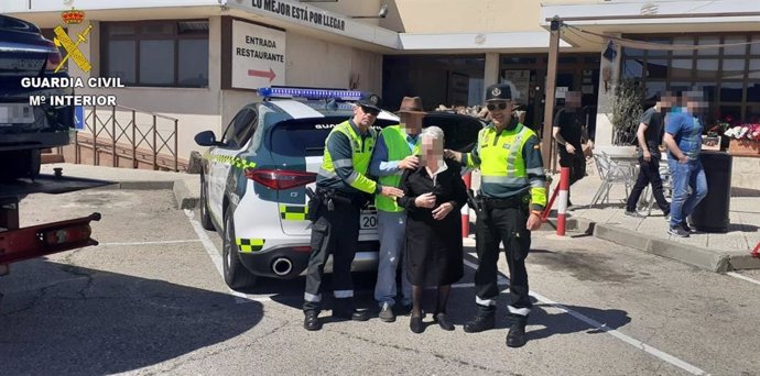 La Guardia Civil auxilia a una mujer nonagenaria del interior de un vehículo averiado en la autovía A-4