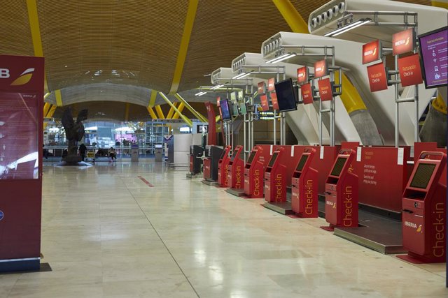 Archivo - Stands de facturación vacíos en la terminal T4 del Aeropuerto Adolfo Suárez Madrid-Barajas 