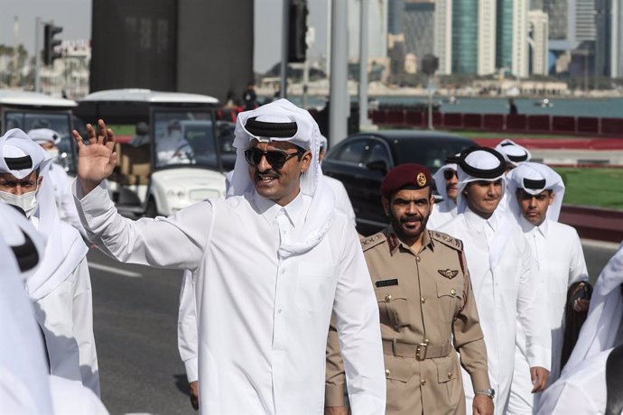 Archivo - 18 December 2021, Qatar, Doha: Emir of Qatar Tamim bin Hamad Al Thani (C)arrives to attend a military parade to mark the Qatar National Day. Photo: Mahmoud Hefnawy/dpa