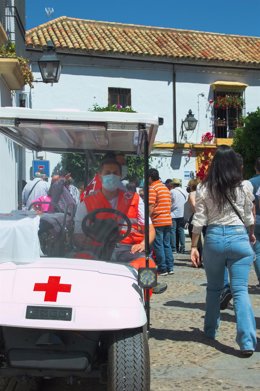 Voluntario de Cruz Roja durante la Fiesta de los Patios.