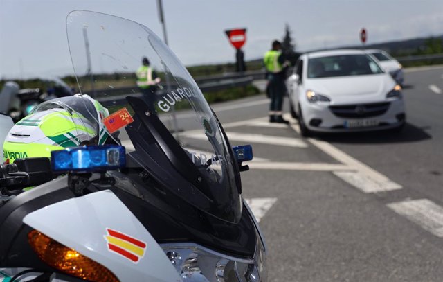 La moto de la Guardia Civil en un control de tráfico en el kilómetro 34 de la A-1, el día que comienza la operación salida del puente de mayo 2022, a 29 de abril de 2022, en Madrid (España). La Dirección General de Tráfico (DGT) pone en marcha la 'Operaci