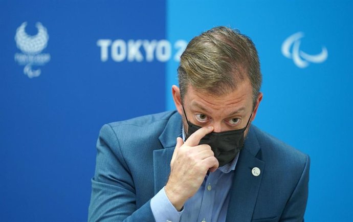 Archivo - 24 August 2021, Japan, Tokyo: Andrew Parsons, President of the International Paralympic Committee (IPC), adjusts his mask during an interview. Photo: Marcus Brandt/dpa