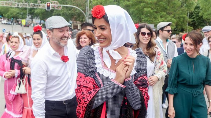 La vicealcaldesa de Madrid, Begoña Villacía, llega vestida de chulapa y con clavel, a la popular misa de campaña en la explanada de las inmediaciones de la Ermita de San Isidro, a 15 de mayo de 2022, en Madrid (España). 