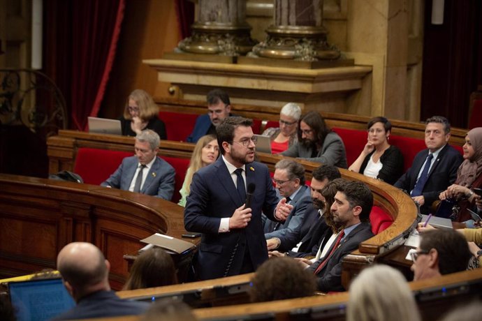 El presidente de la Generalitat, Pere Aragons, interviene en una sesión plenaria, en el Parlament de Catalunya