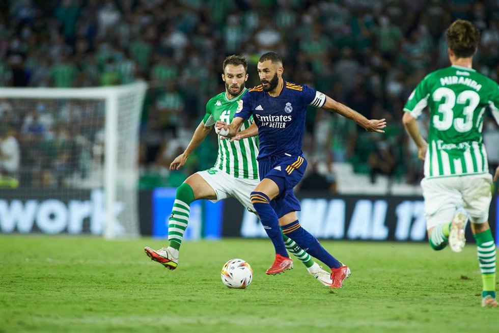 Archivo - El jugador del Betis Germán Pezzella y el futbolista del Real Madrid Karim Benzema durante el partido disputado en el Benito Villamarín de LaLiga Santander 2021-2022.