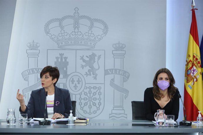Archivo - La ministra Portavoz, Isabel Rodríguez (i), y la ministra de Igualdad, Irene Montero