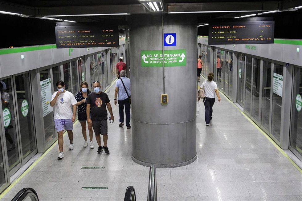 Archivo - Usuarios del Metro en una estación del suburbano.