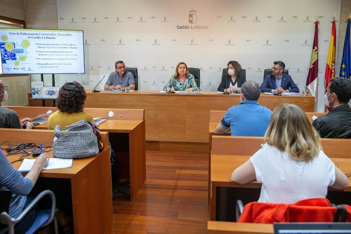 La consejera de Educación, Cultura y Deportes, Rosa Ana Rodríguez, ha presentado la Guía de elaboración de contenidos accesibles de Castilla-La Mancha.