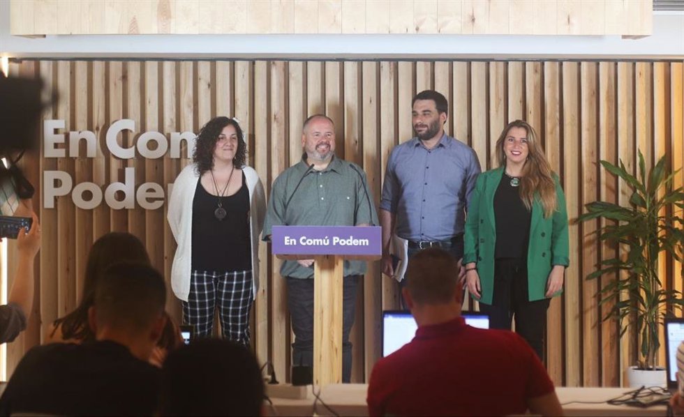 La coordinadora de Podem Catalunya, Conchi Abellán; el portavoz de los comuns, Joan Mena; el portavoz de Podem Catalunya, Lucas Ferro, y la coordinadora nacional de CatComú y exalcaldesa de Castelldefels (Barcelona), Candela López, en rueda de prensa