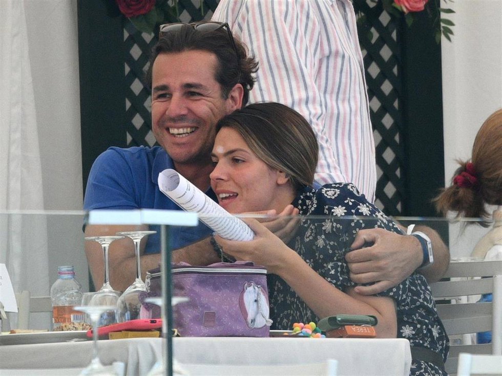 Laura Matamoros, en la hípica con un amigo