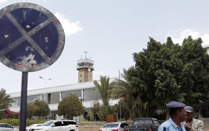 Miembros de las fuerzas de seguridad en los alrededores del aeropuerto de la capital de Yemen, Saná