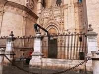 Comienzan los trabajos de mantenimiento preventivo en la Puerta de Palos de la Catedral de Sevilla