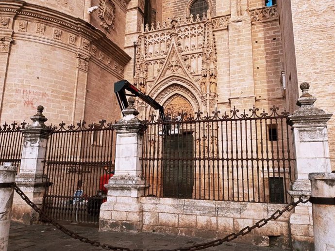 Trabajos de mantenimiento en la Puerta de Palos de la Catedral.