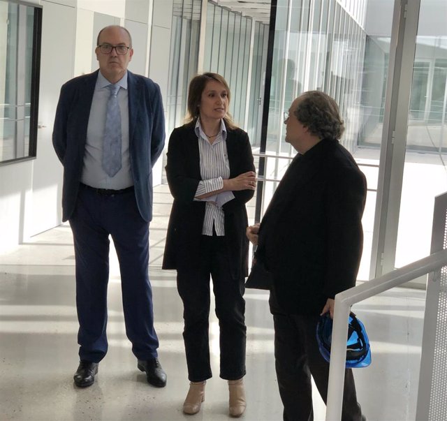 Rocío Lucas visita las obras de la nueva Escuela de Arte de Valladolid.