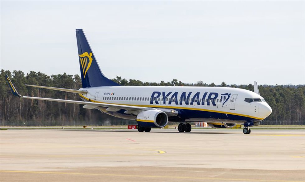 Archivo - Avión de Ryanair.
