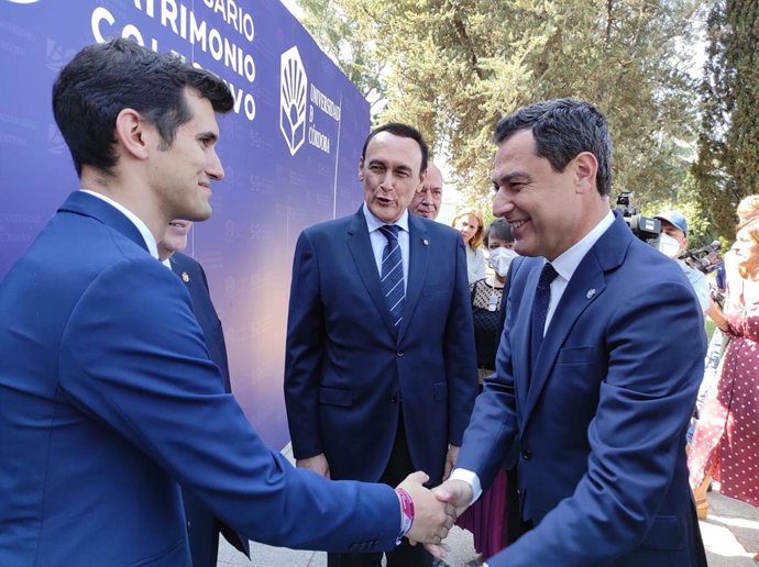 El presidente de la Junta de Andalucía, Juanma Moreno, saluda al presidente del Consejo de Estudiantes de la UCO.