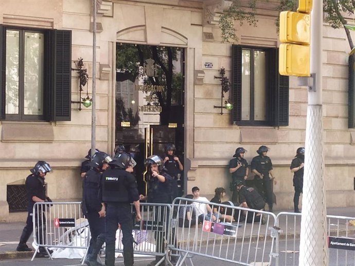 Els Mossos alliberen les quatre persones encadenades amb bidons davant la Delegació del Govern central a Catalunya