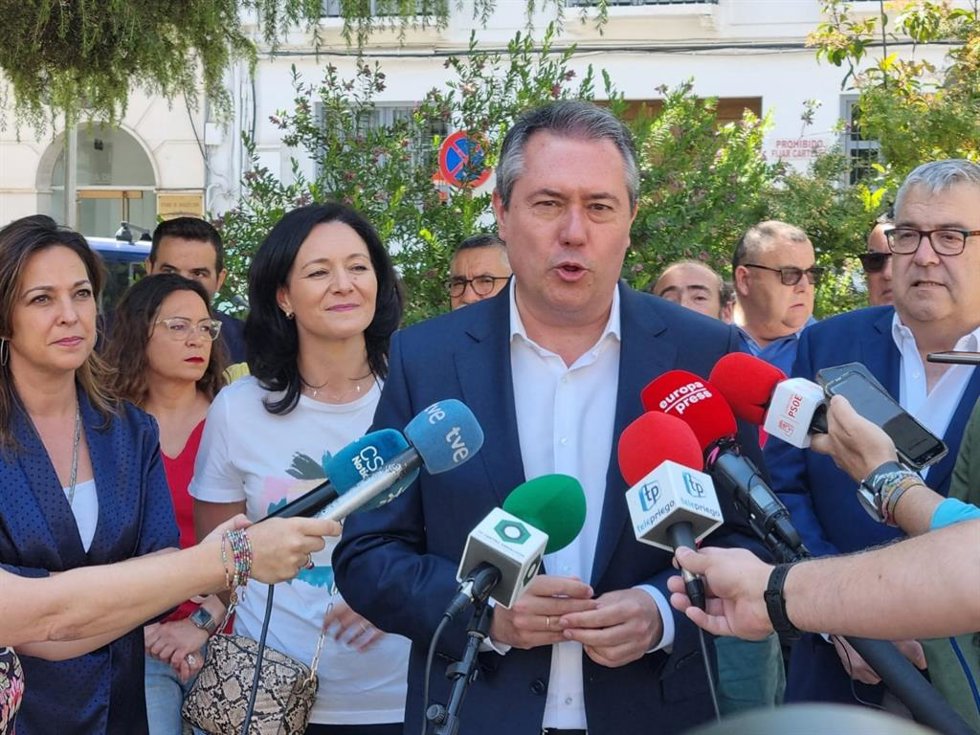 El secretario general del PSOE-A, Juan Espadas, atiende a los medios en Priego de Córdoba.