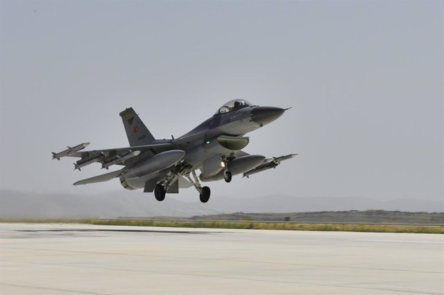 Archivo - Un avión de combate F-16 turco durante la maniobra de despegue