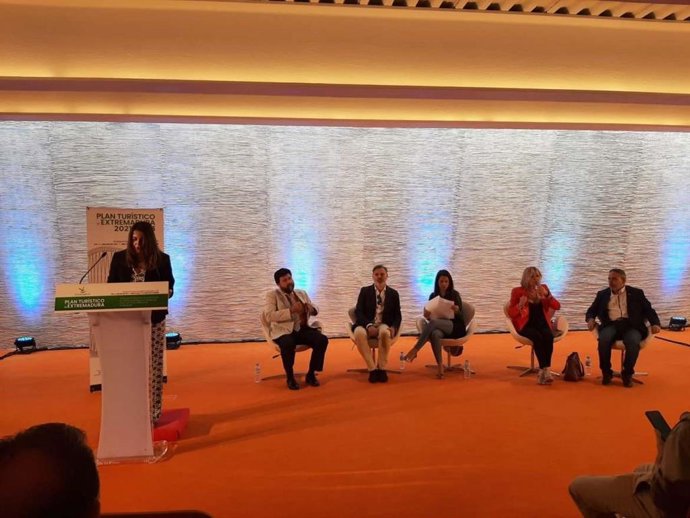 La consejera de Turismo apuesta por la creación de productos turísticos innovadores y digitales para mejorar el empleo y la competitividad