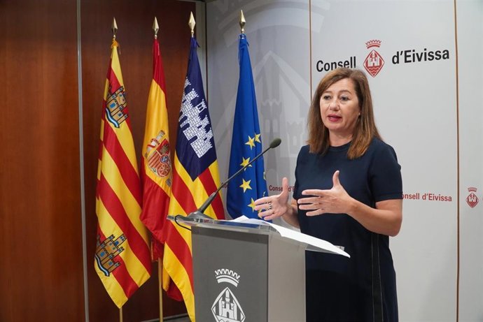 La presidenta del Govern, Francina Armengol, en una rueda de prensa en el Consell de Ibiza.