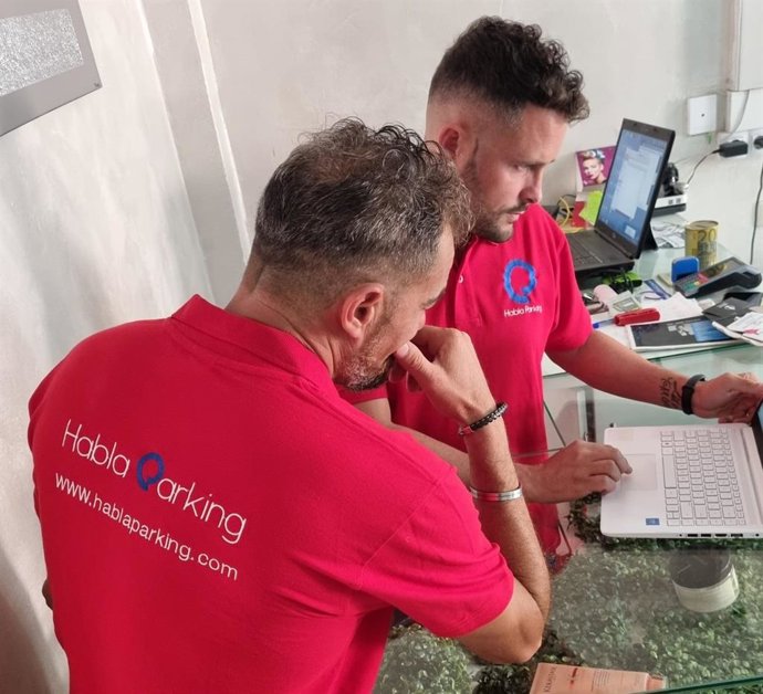 Simone Paolone y Morgan Garau, creadores de la APP Habla Parking.