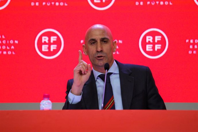 El presidente de la Real Federación Española de Fútbol (RFEF), Luis Rubiales, comparece en rueda de prensa ante los medios.