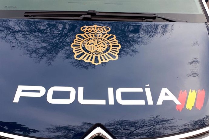 Archivo - Detenidos cinco jóvenes que destrozaron un coche de Policía y agredieron a agentes en el Grao de Castellón